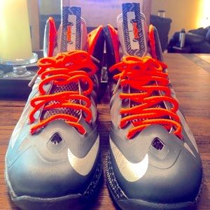 LEBRON 10 'BHM' size 9.5 9.8/10